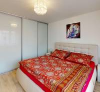 2-Rekonstruovane-domy-s-bazenom-oddelenym-apartmanom-a-udrziavanou-zahradou-v-Malackach-na-predaj-Bedroom 1.jpg