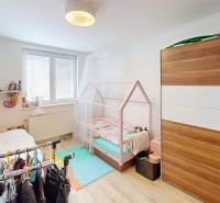 2-Rekonstruovane-domy-s-bazenom-oddelenym-apartmanom-a-udrziavanou-zahradou-v-Malackach-na-predaj-Bedroom 2.jpg