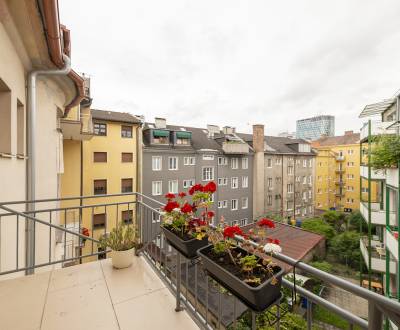 Spacious 1bdr 70m2, with balcony and air conditioning, city center