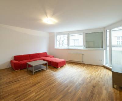 Spacious sunny 2 bdr apt 91m2, with a balcony in an excellent location