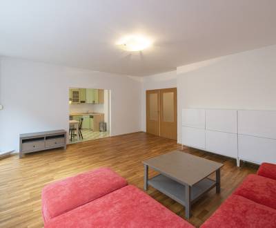 Spacious sunny 2 bdr apt 91m2, with a balcony in an excellent location