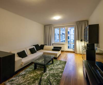 Spacious 2 bdr apt 120m2, with balcony in an excellent location
