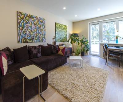 Stylish 2bdr apt 69m2, with A/C and balcony in a great location