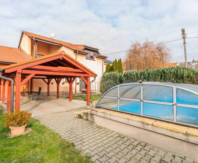  METROPOLITAN │Sunny family house with pool and garden for rent in Bra