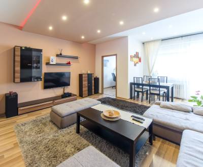 Spacious 3bdr apt 120m2, right in the center, with French balcony