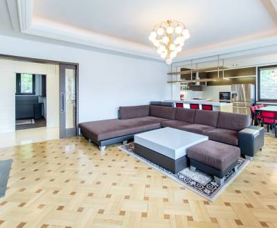 Exclusive 3bdr apt 146m2 with terrace, in residence near castle