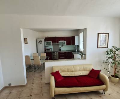 Generous 3bdr apt 90m2, 2x loggia, in a pleasant location, petfriendly