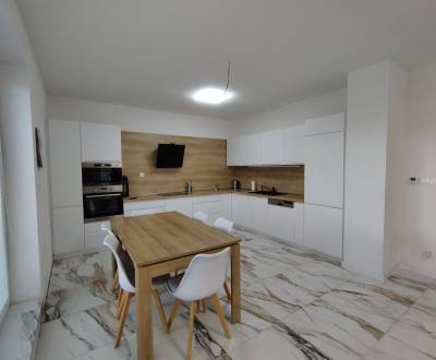 Rent Three bedroom apartment, Three bedroom apartment, Pri parku, Pezi