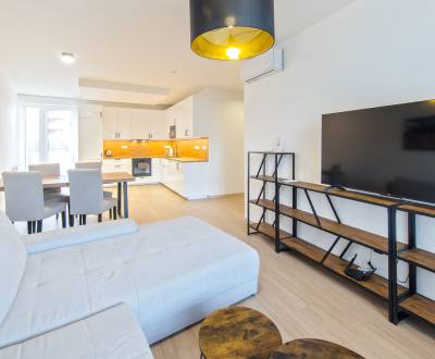 SHORT TERM (3M MINIMUM) Design bright 2bdr apt 77m2, A/C, parking