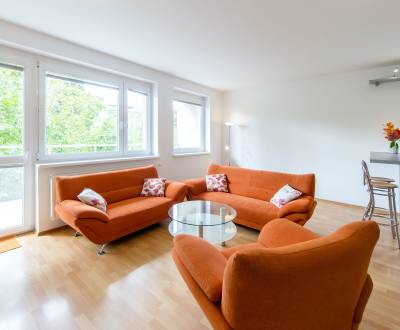 Amazing, spacious 1bdr apt 68m2, terrace, parking, great location