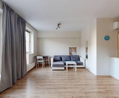 Cozy 1 bedroom apartment near Bratislava castle with private parking