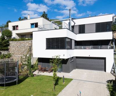 Modern 5-bdr family house near the forest with a view of the city