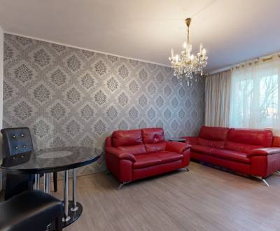 Nice three-bedrooms apartment near the greenery 