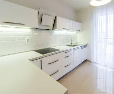 Pleasant and spacious 3bdr apt 116 m2, 2x balcony in great location