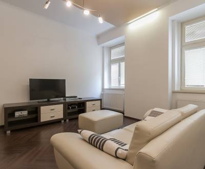  Pleasant spacious 2bdr apt 99m2, in the heart of the Old Town