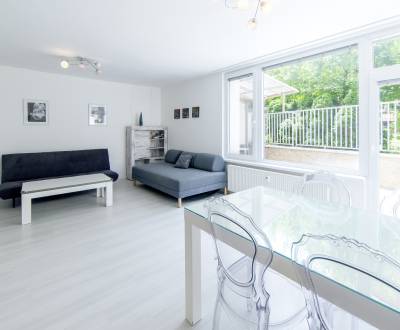 Sunny 1bdr apt 70m2, with A/C and terrace in a pleasant location