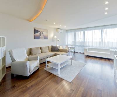 Sunny 1bdr apt 75 m2, with A/C, terrace and parking