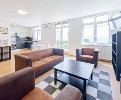 Spacious 2 bdr apt 120 m2, with parking and garden in the centre