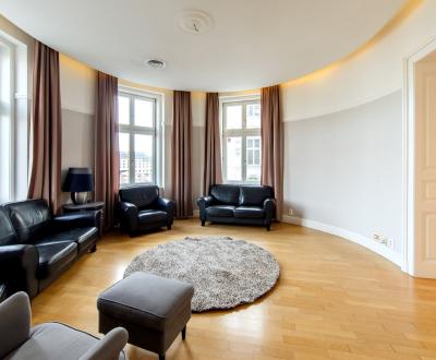 High standard 4bdr apt 200m2, partially furnished in historic centre