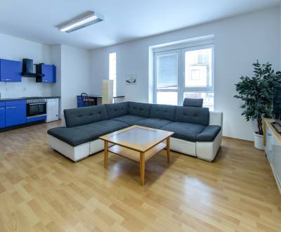  Sunny 2 bdr apt 93 m2, with terrace in the city center