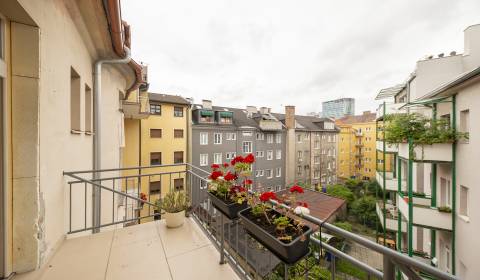 Spacious 1bdr 70m2, with balcony and air conditioning, city center