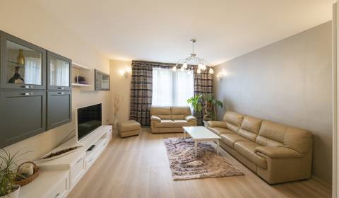 Spacious 1bdr 70m2, with balcony and air conditioning, city center