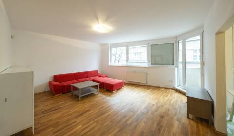 Spacious sunny 2 bdr apt 91m2, with a balcony in an excellent location