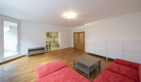 Spacious sunny 2 bdr apt 91m2, with a balcony in an excellent location