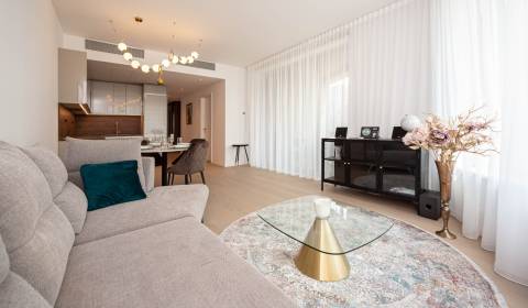 Pleasant design 2bdr apt 82m2 with loggia and parking, SKY PARK