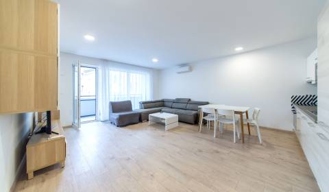 Nice bright 2bdr apt 68m2, with A/C and parking in the center