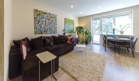 Stylish 2bdr apt 69m2, with A/C and balcony in a great location