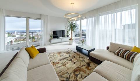 High standard 3bdr apt 120m2, with a wonderful terrace and parking