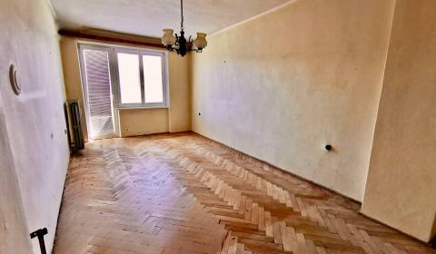 FOR SALE 2-room starter apartment in original condition, Nitra