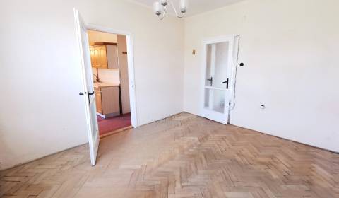 FOR SALE 2-room starter apartment in original condition, Nitra