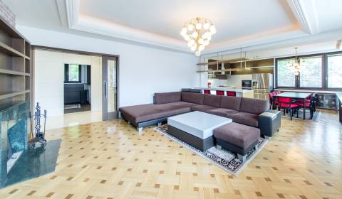 Exclusive 3bdr apt 146m2 with terrace, in residence near castle