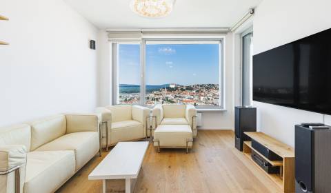  Luxury 1bdr apt 56m2, with a view of the castle and parking, SKY PARK