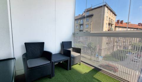 PREMIERE - SPACIOUS 4 rooms flat with LOGGIA and PARKING - CITY CENTER