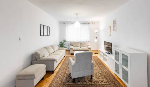 RESERVED Very nice, sunny 2bdr apt 68 m2, with garage and cellar 