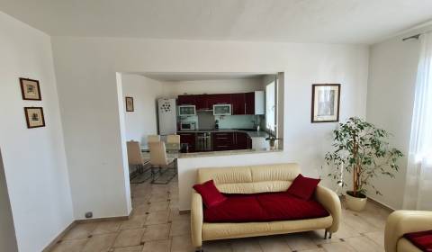 Generous 3bdr apt 90m2, 2x loggia, in a pleasant location, petfriendly