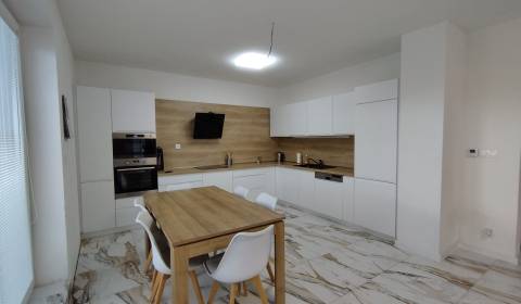 Rent Three bedroom apartment, Three bedroom apartment, Pri parku, Pezi