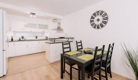 Spacious, sunny 2bdr apt 84m2, with loggia, parking and wardrobe