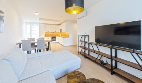 SHORT TERM (3M MINIMUM) Design bright 2bdr apt 77m2, A/C, parking