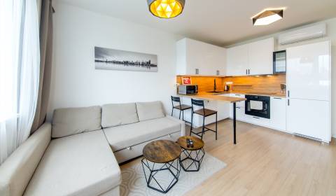 SHORT TERM (3M MINIMUM) Beautiful modern 1bdr apt 45m2, loggia, A/C