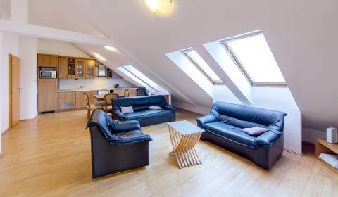 Spacious 1bdr apt 87m2, in a popular location of the Old Town