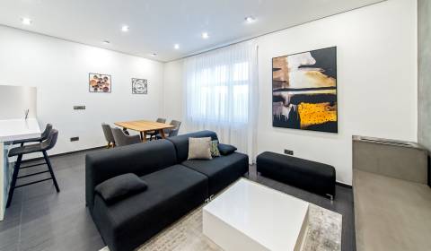 Stylish 3bdr apt 99m2, with loggia and cellar, in a great location