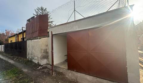 Separated garage 21m2, suitable for chopper, veteran, private street