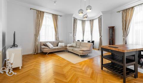 Designer, sunny 3bdr apt 155m2, with wardrobe and garage