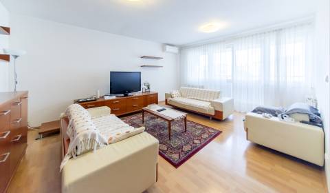 Spacious 2bdr apt 110 m2, with balcony and parking, great location
