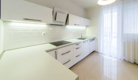 Pleasant and spacious 3bdr apt 116 m2, 2x balcony in great location