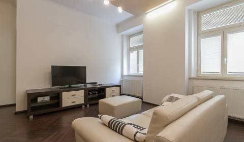  Pleasant spacious 2bdr apt 99m2, in the heart of the Old Town